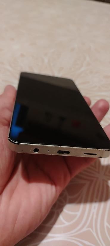 stabilizator telefon ucun: Smartfon – düz kənarlı, şüşə ön panel və metal effektli çərçivə ilə — 3
