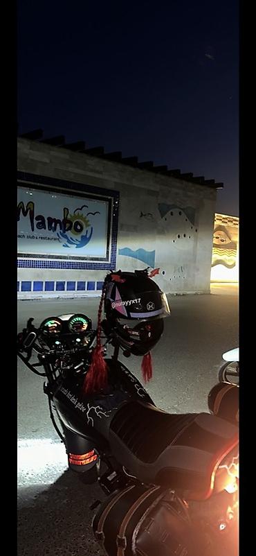 velo kaska: Şəhər sürüşləri üçün fərqli görünüşə malik motosiklet. Şəkillərdə qara — 1