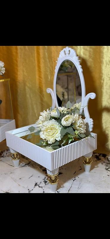 gul dukani: Yenidir 2-3 defe istifade olunub. 13 ededdir. 3 rengde gul var Ag — 3