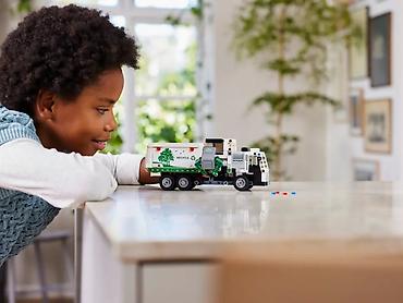 Игрушки: Продаю конструктор LEGO "Mack® LR Electric Garbage Truck" 🚛 LEGO — 9