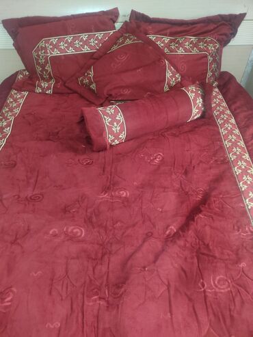 артопедическая подушка: Красивое покрывало б/у в хорошем состоянии, подушка чучуть реставрацию