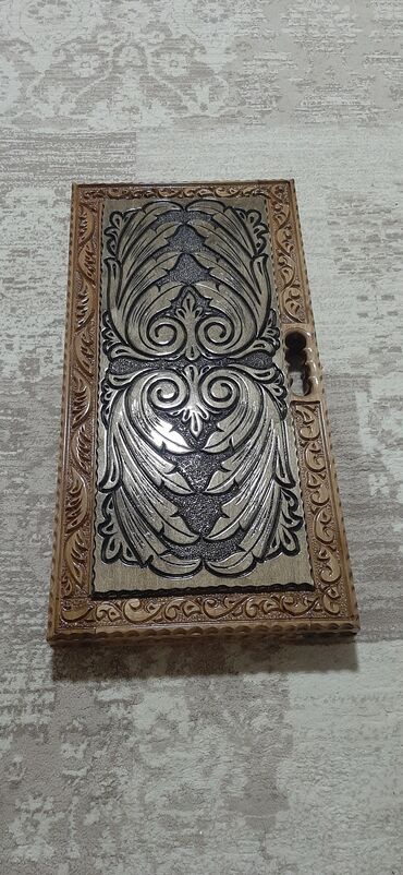 Nərdlər: Bu, təbii ağacdan hazırlanmış, əl işi nard taxtasıdır. Taxtanın səthi -da lalafo.az — 5 Nərdlər: Bu, təbii ağacdan hazırlanmış, əl işi nard taxtasıdır. Taxtanın səthi — 5