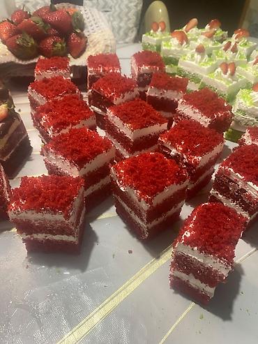ritter sport: Мини-пирожные и корзиночки 74 штук по акции 3000 сом, как на фото — 3
