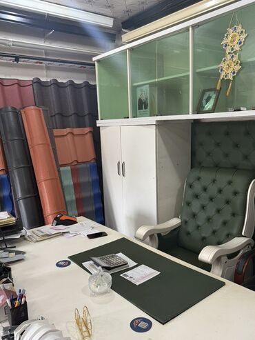 Ofis mebel dəsti Tərkibi: - Böyük iş masası: geniş iş səthi, yaşıl