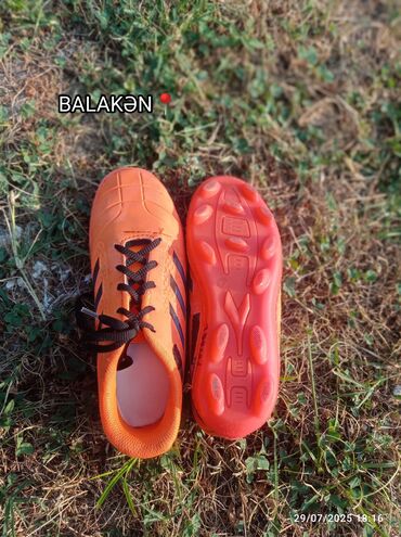 чистка мебели: Futbol ayaqqabısı 1 dəfə geyinilib satılır ünvan balaken 40 azn