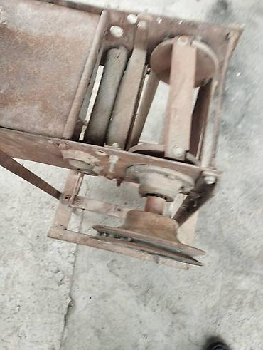 Колье: Металлический станок/механизм с загрузочным лотком и приводным узлом — 16