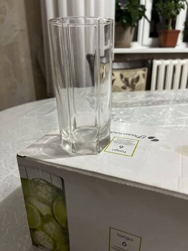 стаканы пластик: 6 штук 200 сом (8 коробок в наличии)