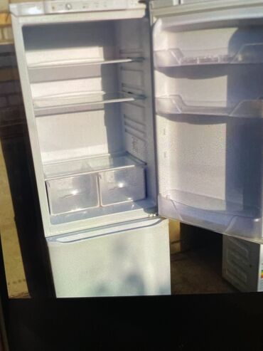 холодильники для кухни: Холодильник Biryusa, Б/у, Двухкамерный