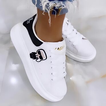 ugg cizme sa prirodnim krznom: Karl Lagerfeld, 38, bоја - Bela