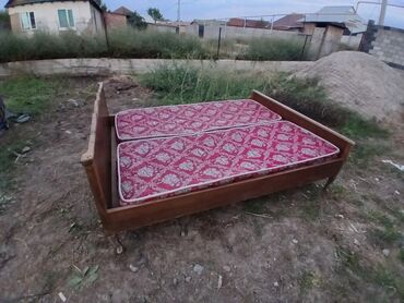 пекарский шкаф: Деревянная кровать с изящным фигурным изголовьем и изножьем. Каркас