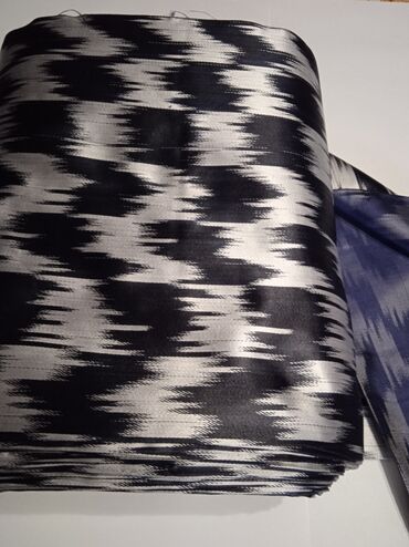 текстиль одеяла подушки: Продаю атлас узбекский, фабричный. Рулон 60м, ширина 65см. 25000 сом