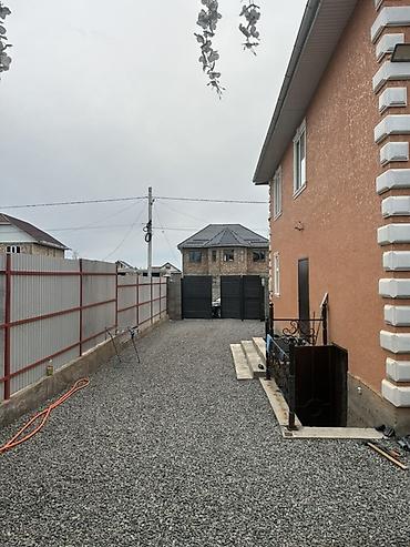 дом двух этажный: 6 комнат и более, 250 м², 5 соток, Каракол, Собственник — 3