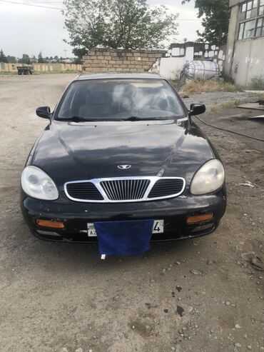 avtomobil aksesuarlar: Qara rəngdə Daewoo Lanos avtomobili. Salonu səliqəlidir. Şəhər içi və