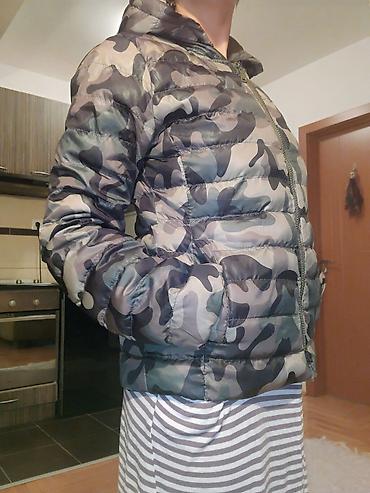 stone island trenerka: Ženska kratka puffer jakna sa kamuflažnim printom. - Kroj: sportski — 1
