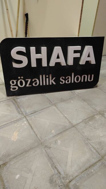 Qara rəngli, düzbucaqlı formada, küncləri yuvarlaqlaşdırılmış xarici