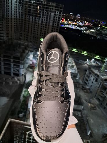обувь термо: Стильные кроссовки Air Jordan с глянцевой отделкой. Модель выполнена в