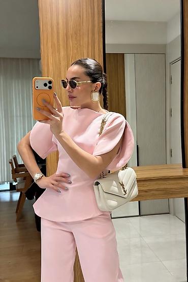 Kompleti: ✅Ženski dvodelni komplet – elegantna bluza i pantalone ✅3000 din S M — 2