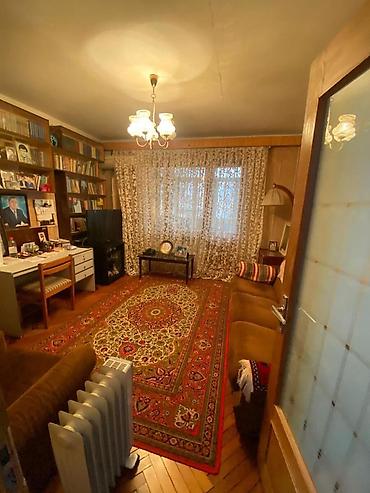 memar: Bakı, 4-cü mikrorayon, 4 otaqlı, Köhnə tikili, m. Memar Əcəmi, 120 kv. m — 2