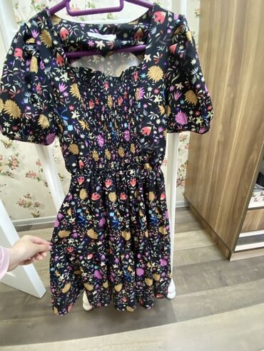 джинсовые юбки больших размеров: - Qadın geyimi – çiçək naxışlı don - Rəng: qara fon üzərində çoxrəngli