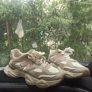 детский спортивный костюм: Кроссовки, 39.5, 40, 40.5, New Balance, Б/у, цвет - Бежевый, Самовывоз