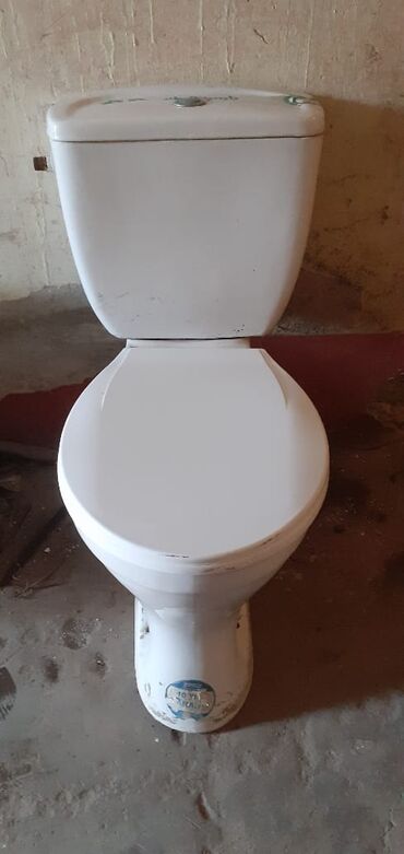 Ütüləmə lövhələri: Bu unitaz dəsti ağ rəngdə olub, unitaz qabı və su çənindən ibarətdir