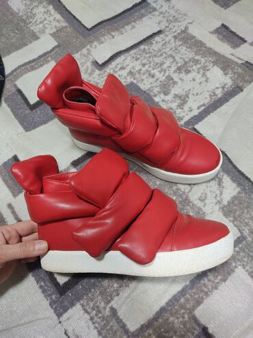 Мокасины и лоферы: За всё 2500 сом. все женские вещи на размер 42-44,вся обувь 37 at lalafo.kg — 1 Мокасины и лоферы: За всё 2500 сом. все женские вещи на размер 42-44,вся обувь 37 — 1