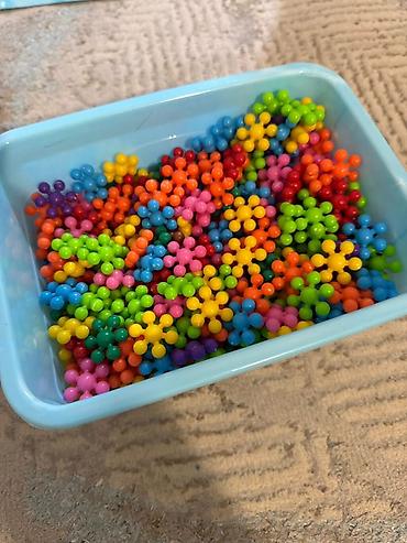 Модульные покрытия, пазлы: Конструктор «Снежинки» из разноцветных пластиковых деталей в одном — 1