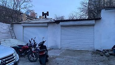 Qaraj satılır: Padyomnikli . Nerimanov heykel yaxinliqindadir. Wp da yazin — 1