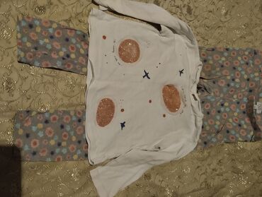 Ziyafət donları: Məhsul paketi: ayaqqabı və geyim 1) Qırmızı idman ayaqqabıları - — 26