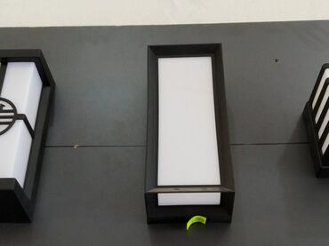 plastik divar uzlukleri: Qara çərçivəli düzbucaqlı divar lampası. Yataq otağı, qonaq otağı və