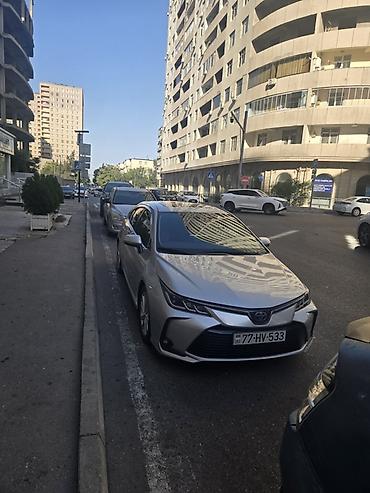 camry arxa stop: Toyota Corolla, gümüşü rəng, sedan gövdə. Rənglənməyib udarı vuruğu — 8