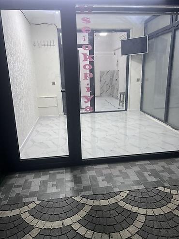 qebelede ev satilir: Şüşə vitrinli ofis/obyekt sahəsi - Geniş şüşəli vitrin və qapı — 3