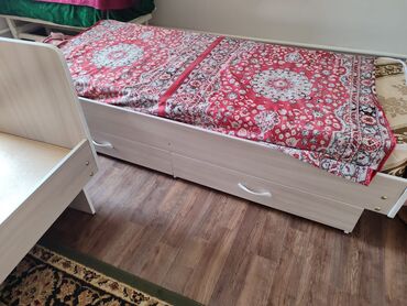 кровать с ящиками: Односпальная кровать светлого цвета с двумя выдвижными ящиками для