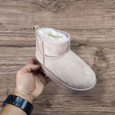 Ugg čizme: Ugg dečije čizmice crne krem kamel NOVO Novo Brojevi 35 do 36 fb — 8