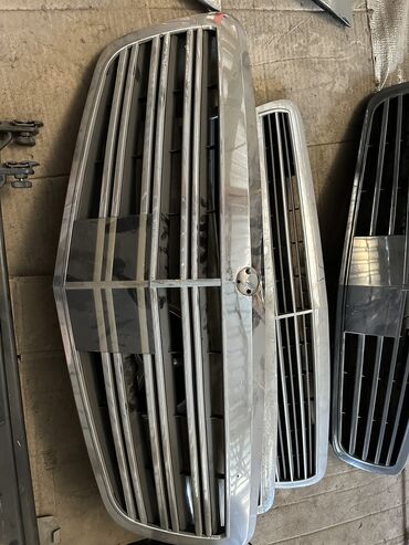 Решетки, облицовки: Решетка радиатора Mercedes-Benz 2010 г., Б/у, Аналог, ОАЭ