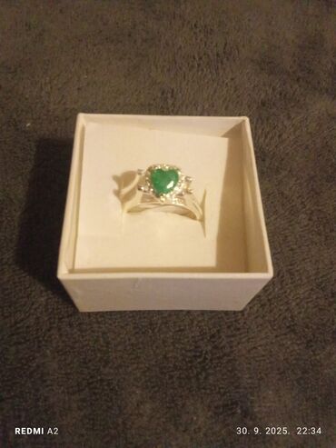 Prstenje: Srebrne minđuše sa kukicom i privjeskom u obliku suze. Centralni deo na lalafo.rs — 21 Prstenje: Srebrne minđuše sa kukicom i privjeskom u obliku suze. Centralni deo — 21