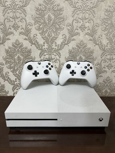 Xbox One: Продается Xbox One S Состояние: Отличное, минимальные следы
