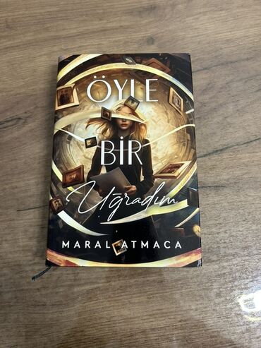 Maral Atmaca tərəfindən "Öylə Bir Uğradım" adlı roman. Bu kitab