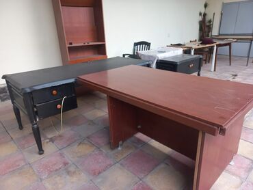 Ofis masaları: İşlənmiş, Müdir üçün, Kvadrat masa