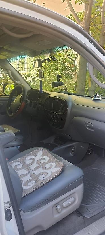 секутер: Toyota Sequoia: 2005 г., Внедорожник — 5