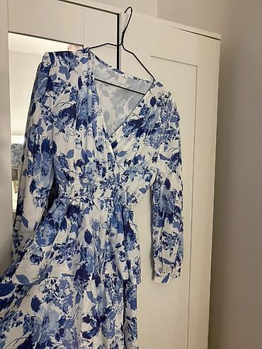 Ženska haljina sa floralnim printom - Kroј: wrap stil sa V-izrezom -