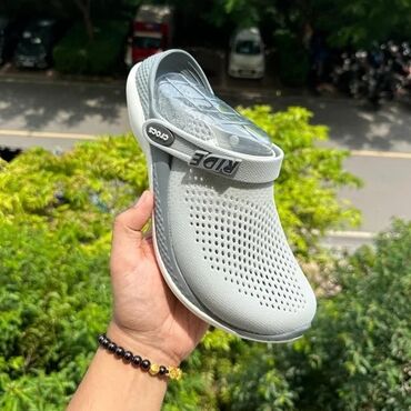 crocs бишкек: Эркектердин сандалийи, 43, Crocs, Жаңы, түсү - Боз, Өзү алып кетүү, Акылуу жеткирүү