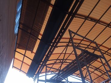 Другие строительные материалы: Металлические ворота с коваными элементами и навесом из поликарбоната — 1