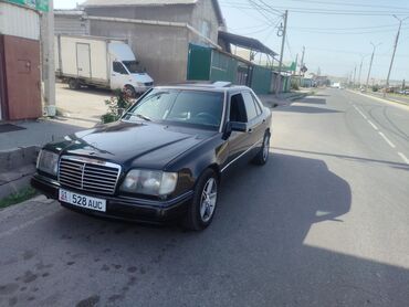 купить мерседес до 5000 долларов: Черный седан Mercedes-Benz E 320 с тонированными стеклами. Автомобиль