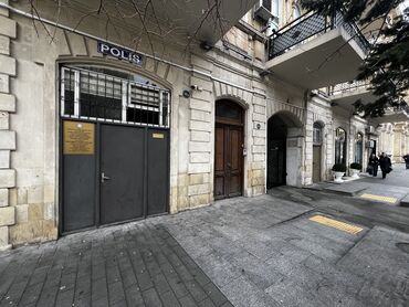 Mağazalar: Mərkəzdə yerləşən küçə səviyyəli obyekt/menzil. Tarixi binanın birinci — 2