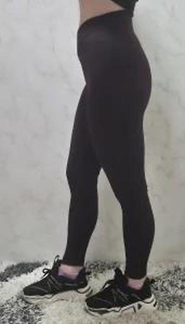 Helanke, biciklistički šortsevi: Ženske helanke tamne boje sa rebrastom teksturom. Karakteriše ih visok — 16