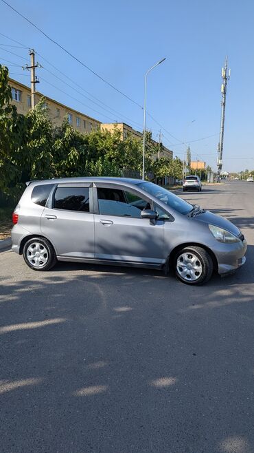 машина алам рассрочкага: Хэтчбек Honda Fit серого цвета. 2006 года выпуска СТС, ПТС имеется