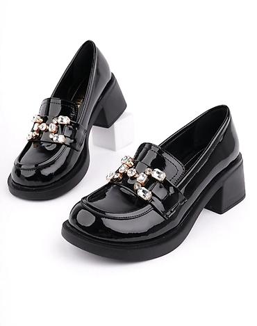 cicekli don: Qadın loaferləri – parlaq laklı üst və daşlı aksesuar - Model — 3