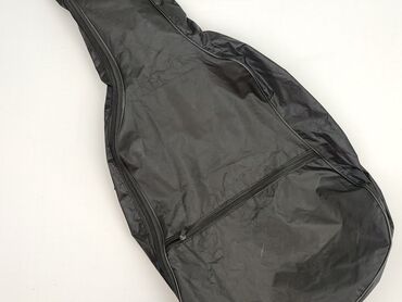 Czarny pokrowiec na gitarę, wykonany z wytrzymałego materiału