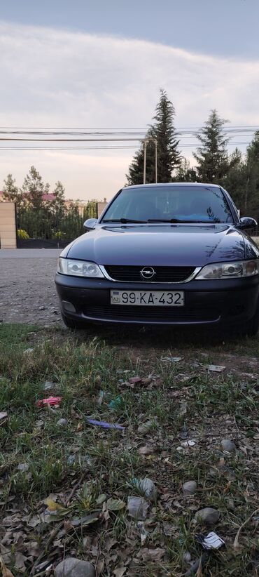 Opel: Tünd göy rəngdə olan Opel Vectra sedanı. Bu avtomobil rahat və — 2